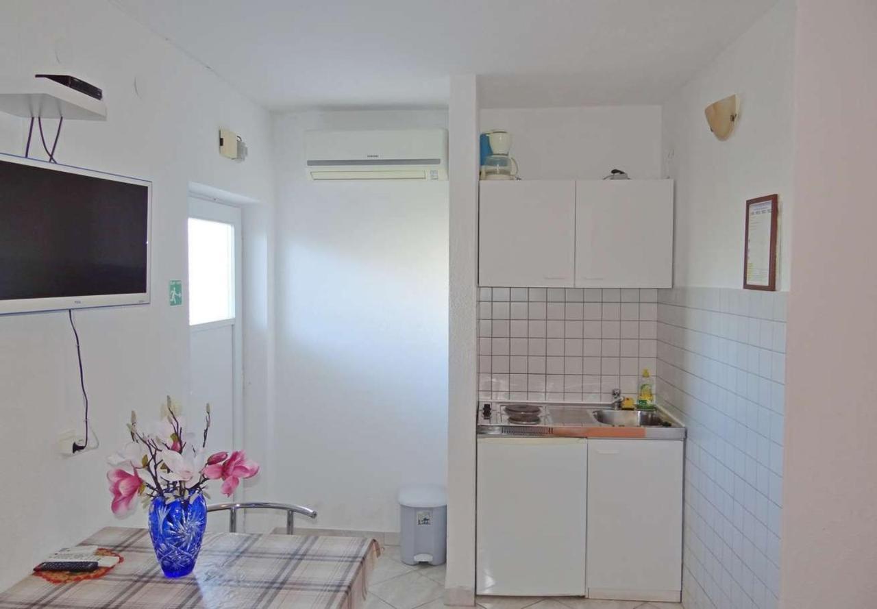 Apartments Tomislav - 120 M From Beach Donji Okrug  Exterior photo