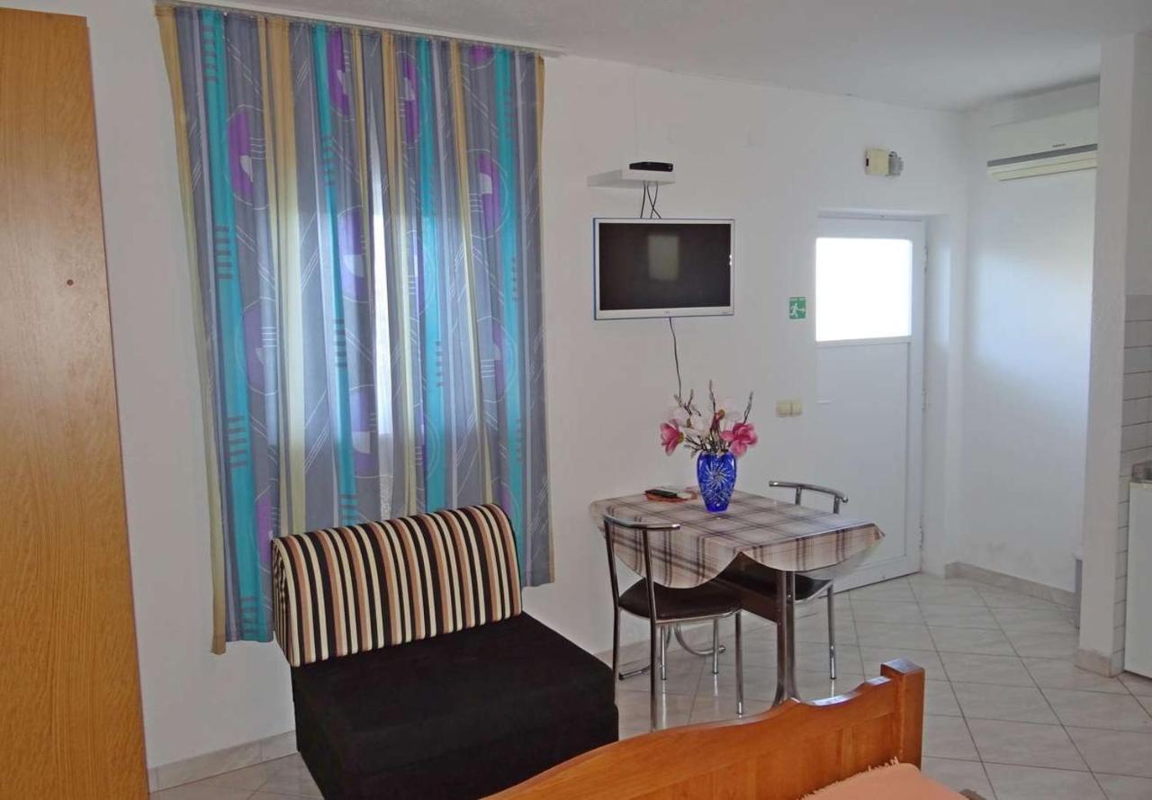 Apartments Tomislav - 120 M From Beach Donji Okrug  Exterior photo