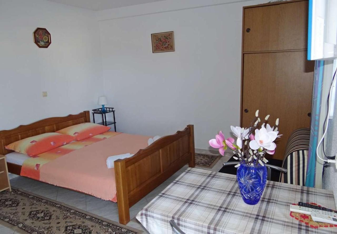 Apartments Tomislav - 120 M From Beach Donji Okrug  Exterior photo